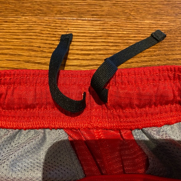 Red Under Armour Shorts Boys Youth XS - Picture 2 of 4